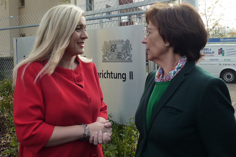 Gesundheitsministerin Melanie Huml und Sozialministerin Emilia Mller im Ankunfts- und Rckfhrungszentrum ARE II in Bamberg