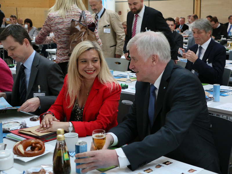 Staatsministerin Melanie Huml und Ministerprsident Horst Seehofer beim Bezirksparteitag der CSU Oberfranken